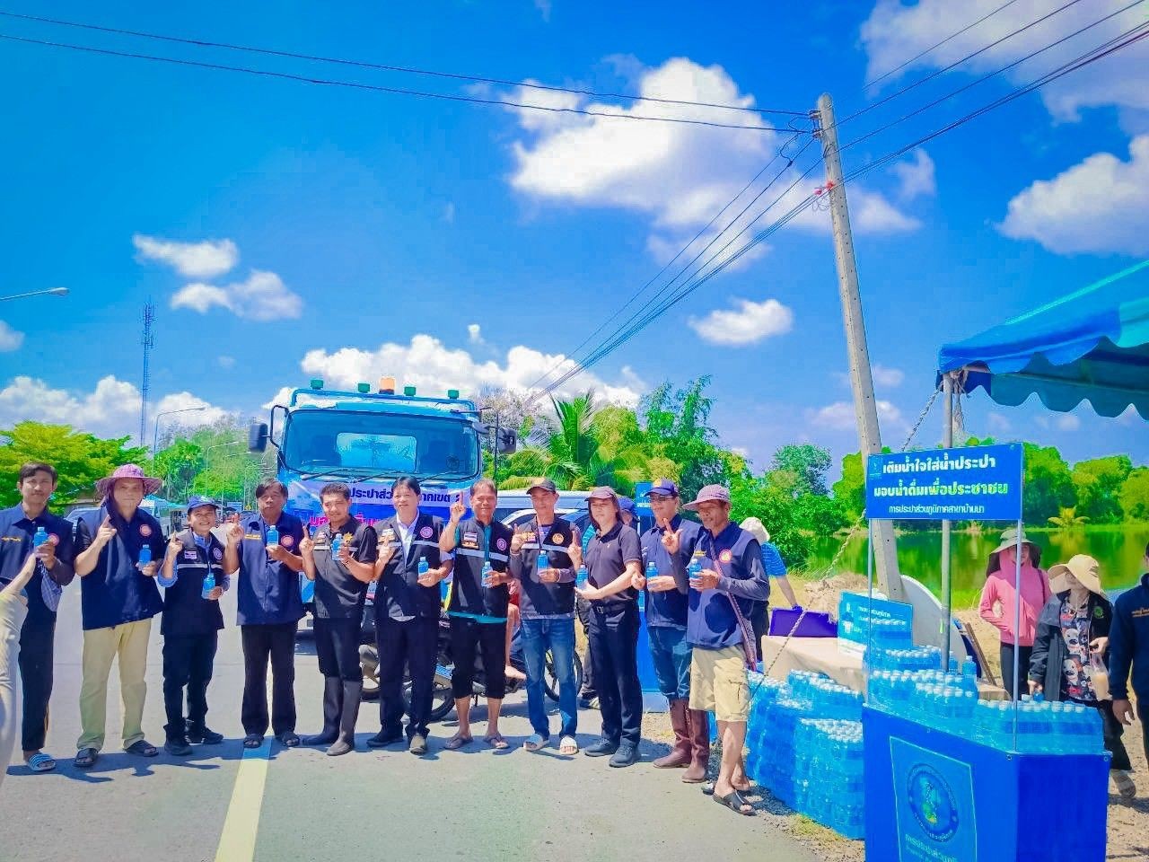 มอบถุงยังชีพ อาหาร น้ำดื่ม มอบให้กับประชาชนในเขตพื้นที่ตำบลบางสมบูรณ์