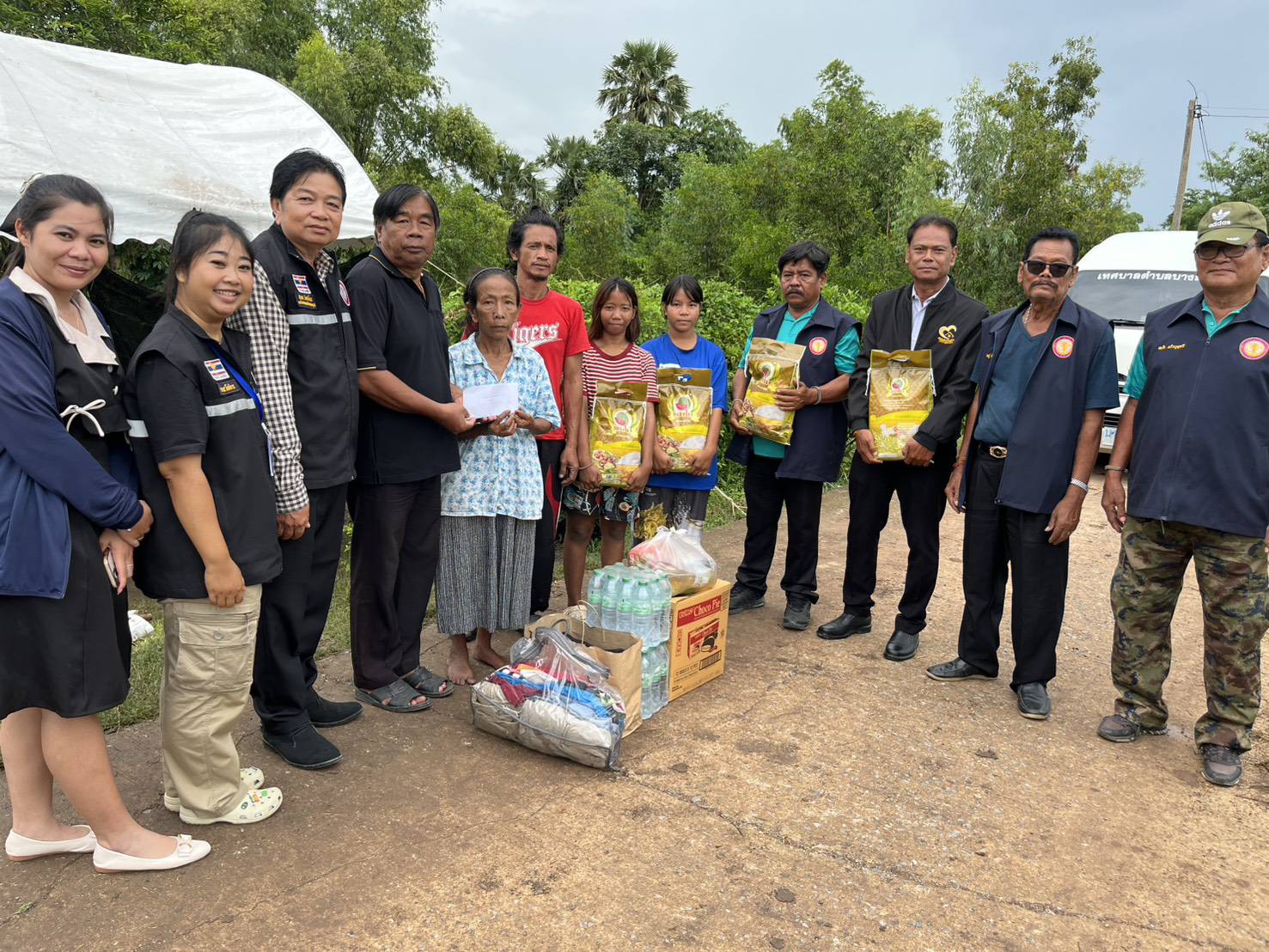 ลงพื้นที่มอบอาหาร เครื่องดื่ม เสื้อผ้า และของใช้จำเป็นในชีวิตประจำวันให้กับครอบครัวของประชาชนที่ถูกไฟไหม้ (อัคคีภัย)