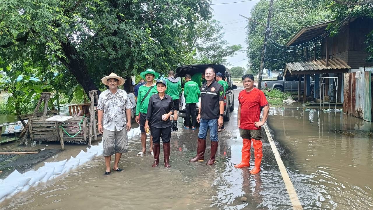 เร่งช่วยเหลือดูแลและติดตามสถานการณ์อุทกภัยในเขตพื้นที่ตำบลบางสมบูรณ์อย่างต่อเนื่อง